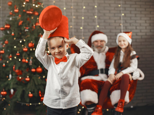 Mos Craciun de inchiriat vizitează doi copii din București și le dăruiește magia Crăciunului